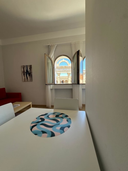 Apartamento moderno en Gestyp-AT en Mérida con ventana arqueada con vistas a arquitectura de monumento histórico, mesa de comedor blanca