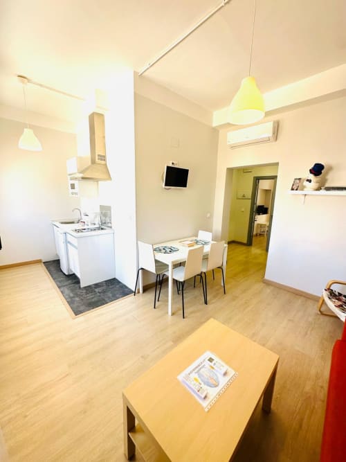 Apartamento moderno en Mérida con cocina abierta, comedor y sala de estar con iluminación colgante