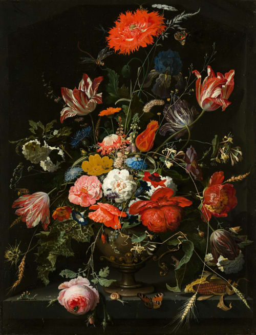 Composition florale baroque avec tulipes et roses éclatantes dans un vase orné, Château De Brie