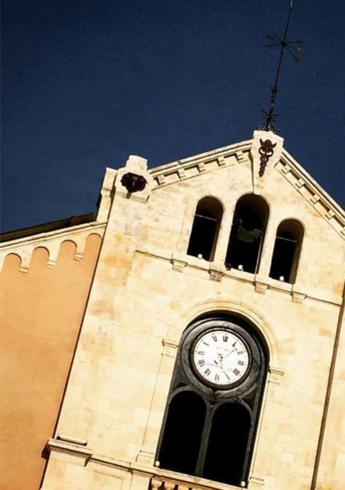 L'horloge historique de l'établissement Le Fassardy B&B à Châteauroux, ornée de détails architecturaux décoratifs