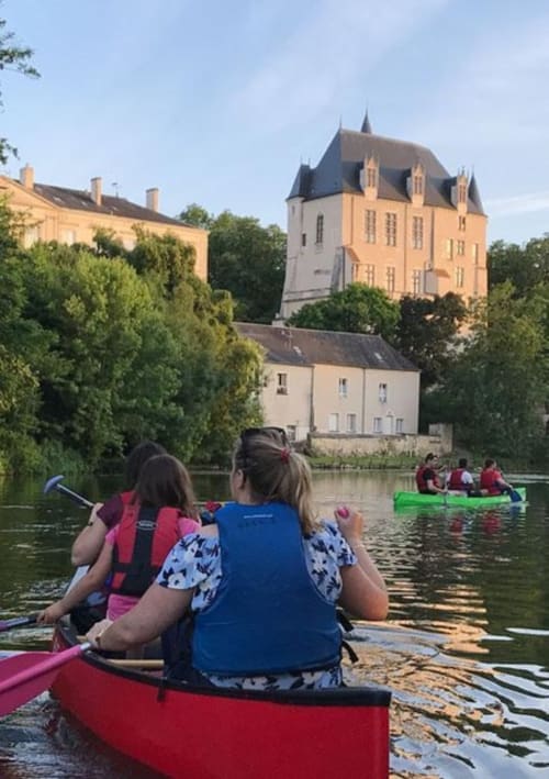 Kayak sur la rivière avec un château en arrière-plan près de Le Fassardy, Châteauroux