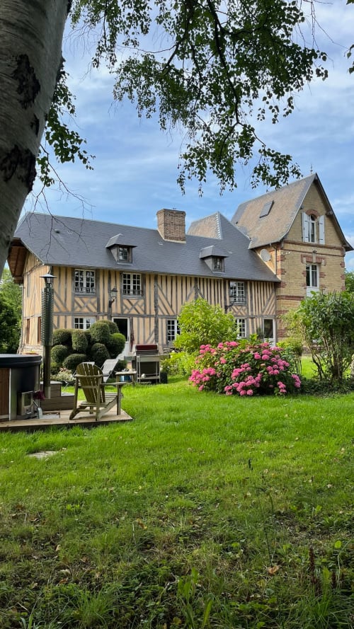 Charmant manoir à colombages du Domaine de Blanvatel à Saint Pierre en Auge, entouré d'hortensias roses et de jardins soignés