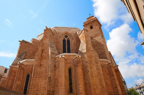 Iglesia de ladrillo rojo con campanario en Burriana, España, cerca del hotel Apartamentos Burriana