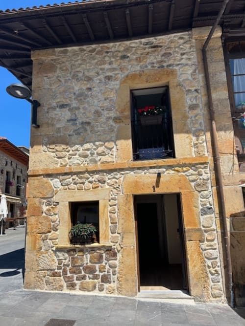 Edificio de apartamentos de piedra rústica en Las Llaviadas, Ortiguero de Cabrales, con vistas a las montañas