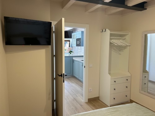 Luminoso dormitorio en Las Llaviadas con armarios empotrados, TV y vistas a cocina abierta en Cabrales