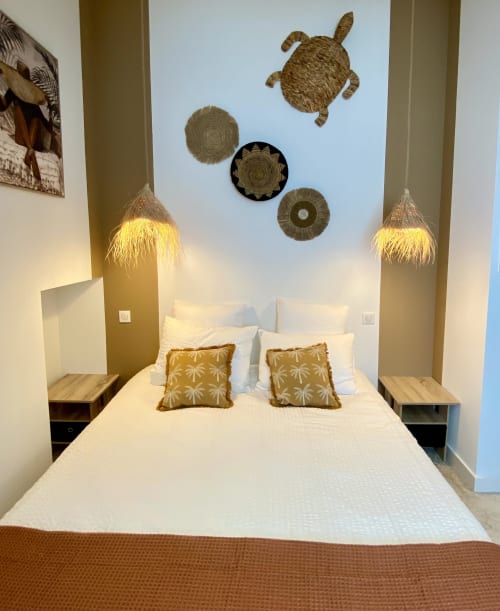 Chambre cosy à Lady Jule Chambres d'hôtes : lit blanc, coussins dorés, luminaires suspendus et décoration murale tissée