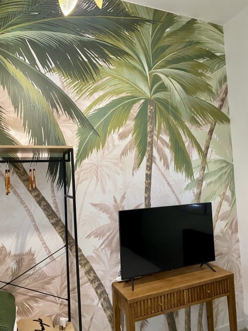Chambre moderne avec papier peint palmettes tropicales, TV sur commode en bois, vue sur le jardin au spa B&B Lady Jule