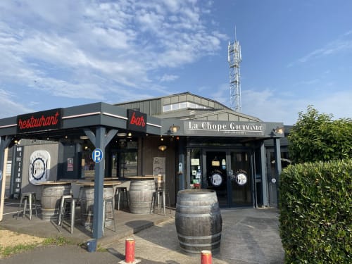 Restaurant La Chope Gourmande avec bar et fûts de vin à Sainte-Luce-sur-Loire