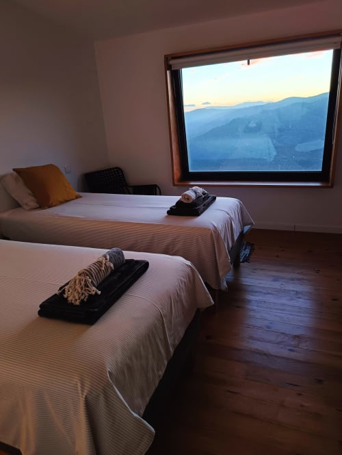 Quarto duplo com vista para a serra na Quinta do Fraguil, Vale do Douro, Portugal