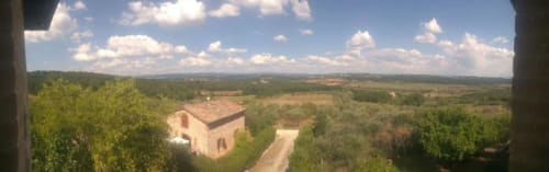 Vista aerea della Torre Della Chiocciola B&B vicino al castello di Monteriggioni a Siena, Toscana, con paesaggio collinare