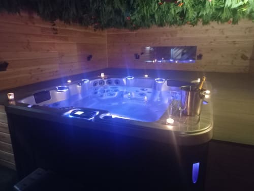 Luxueux bain à remous illuminé dans le jardin de la villa La Maison du Plaisir, Isigny sur Mer