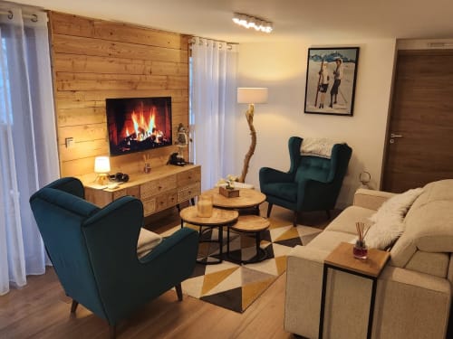"Nouvel appartement moderne à Vars-les-Claux, récemment rénové et équipé d'une télévision diffusant un feu de cheminée, créant une ambiance chaleureuse et cosy après une journée sur les pistes.""Nouvel appartement moderne à Vars-les-Claux, récemment rénové et équipé d'une télévision diffusant un feu de cheminée, créant une ambiance chaleureuse et cosy après une journée sur les pistes."