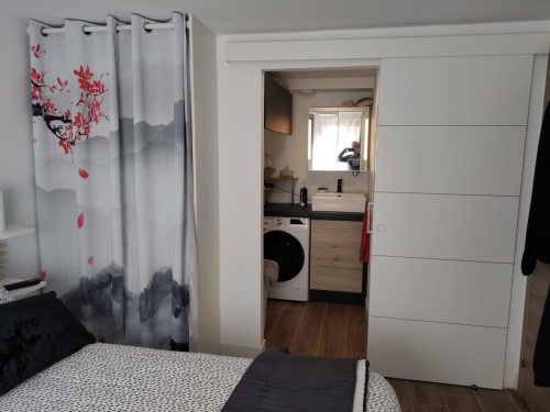 "Vue sur la salle de bain moderne de l'appartement à Vars-les-Claux, avec des finitions soignées, un design épuré et des équipements de qualité, créant un espace de détente après une journée sur les pistes."
