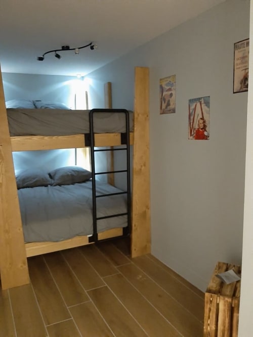 Coin nuit de l'appartement 204B dans la résidence l'Albane à Vars-les-Claux, avec un lit double superposé, parfait pour accueillir des enfants ou des amis dans un espace chaleureux et optimisé