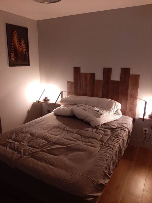 Chambre avec lit double de l'appartement 204B dans la résidence l'Albane à Vars-les-Claux, décorée dans un style bois et rustique, offrant un cadre chaleureux et montagnard pour une nuit de repos après une journée sur les pistes.