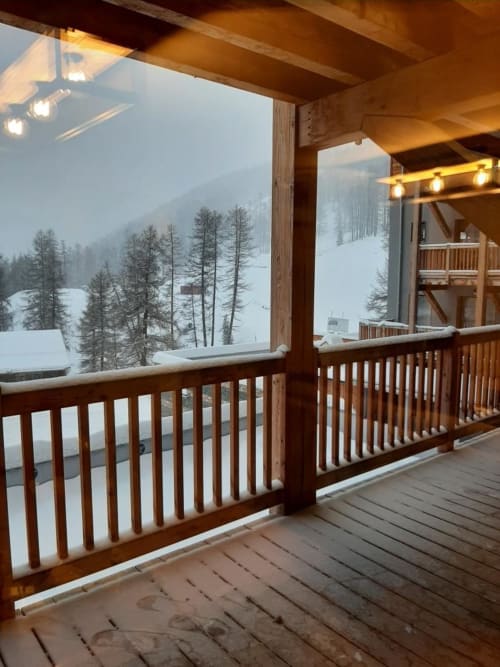Balcon enneigé de l'appartement 204B dans la résidence l'Albane à Vars-les-Claux, offrant une vue pittoresque sur le paysage hivernal, parfait pour profiter de l'ambiance montagnarde.