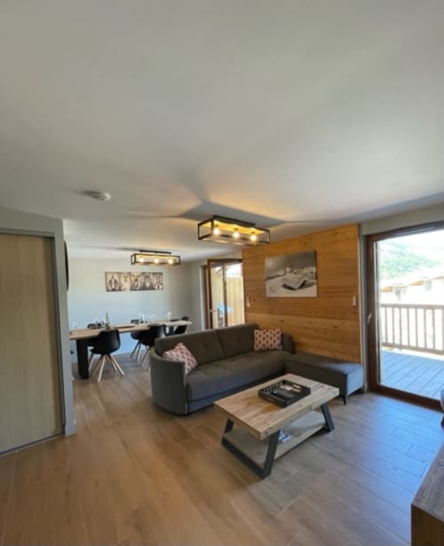Salon de l'appartement 204B dans la résidence l'Albane à Vars-les-Claux, un espace confortable et accueillant avec une décoration chaleureuse, idéal pour se détendre après une journée sur les pistes.