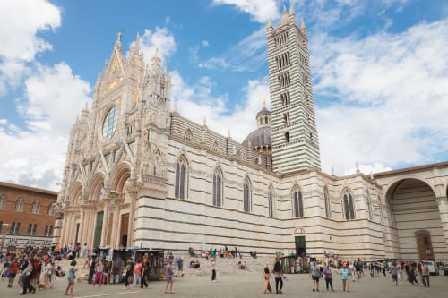 Cattedrale di Siena con facciata in marmo rigato e alto campanile, piazza affollata, vicino B&B Torre Della Chiocciola Monteriggioni