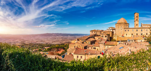 Monteriggioni, affascinante villaggio medievale arroccato sulle colline senesi della Toscana, con edifici dai tetti in cotto che si affacciano sulla campagna ondulata