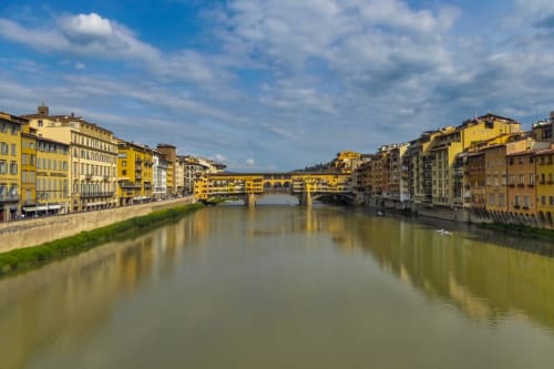 Arno a Firenze con edifici gialli e Ponte Vecchio, vicino a B&B Torre Della Chiocciola Monteriggioni