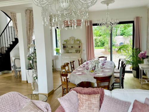 Elegantes Esszimmer im Château Ségot B&B mit Kristallleuchter, gedecktem Tisch und Gartenblick