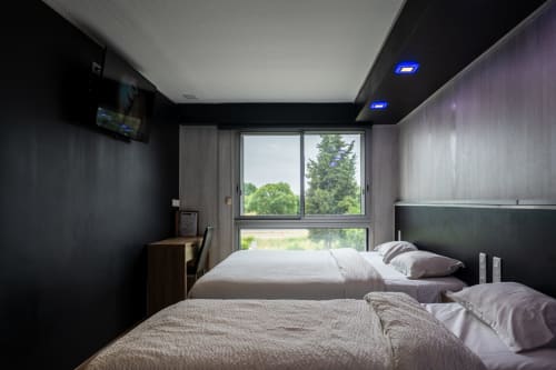 Moderna habitació familiar per a 5 persones a l'Hôtel Rocade a Pamiers amb dos llits, vista al jardí, TV i il·luminació blava