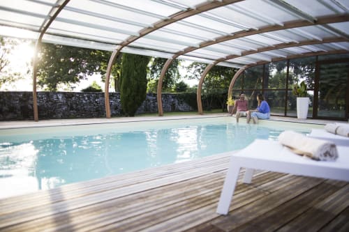 Détente au bord de la piscine, les maisons du salvignol, location sud aveyron 