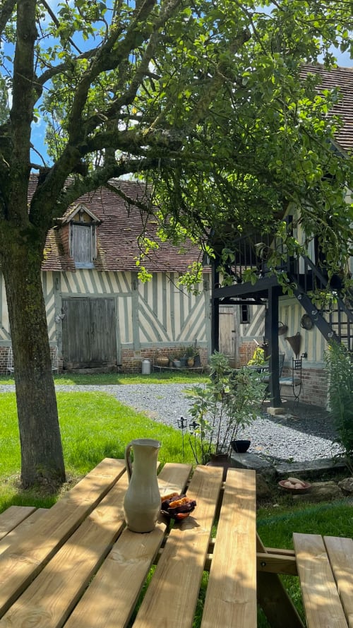 Charming timber-framed manor at Domaine de Blanvatel with picnic table and ancient oak tree in Saint Pierre en Auge