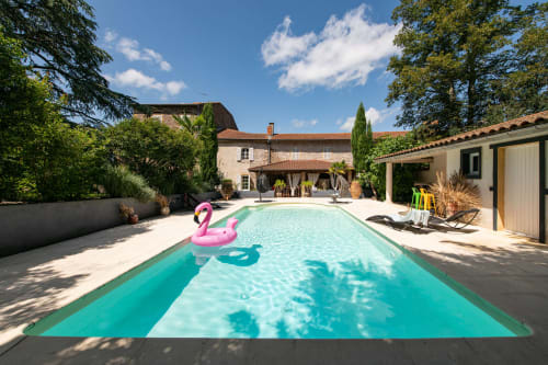 piscine immergée dans la nature, accès libre et illimité