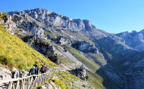 Suggestivo sentiero montano con ringhiere in legno affacciato su spettacolari scogliere calcaree vicino a Roccasecca, Italia