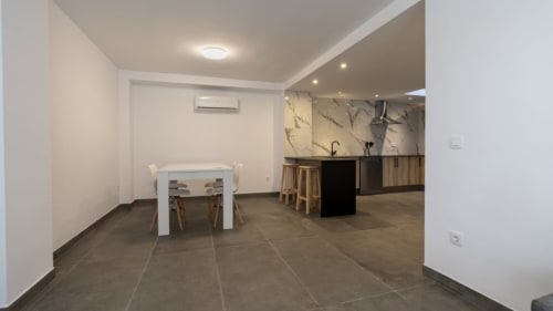 Apartamento moderno diáfano en Apartamentos Burriana con comedor, cocina y backsplash de mármol en Burriana, España