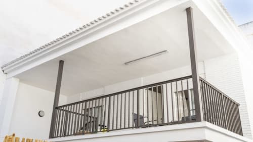 Balcón moderno con barandillas metálicas en Apartamentos Burriana, apartamento con diseño contemporáneo
