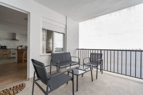Balcón moderno de Apartamentos Burriana con zona de descanso y vistas panorámicas
