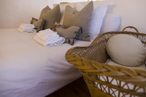 Chambre avec lit king size, location maison sud Aveyron, avec piscine privative, spa, en pleine campagne aveyronnaise
