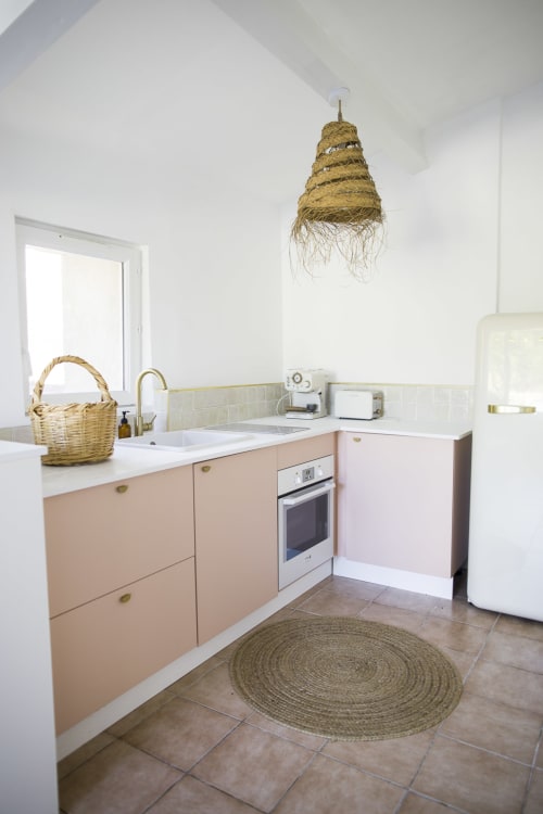 Cuisine tout équipée, Location maison sud Aveyron, avec piscine privative, spa, en pleine campagne aveyronnaise