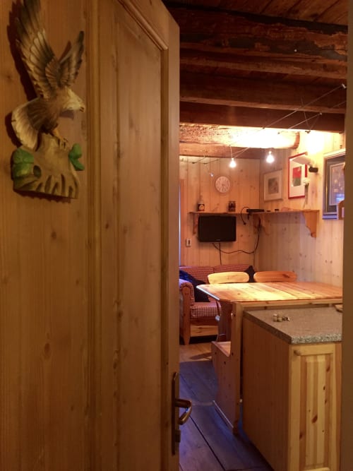 La Tana dell'Orso,splendida struttura Agrituristica appena rinnovata nel centro storico di Forni di Sopra ha degli splendidi terrazzi dove è consentito fumare. Gli appartamenti sono tutti dotati di WeFi fibra super veloce , Smart TV satellitare + Netflix. Inoltre la struttura ha tre parcheggi e consente l' accesso agli animali :Free Parking e Pet frendly. Inoltre in struttura troverete chi su richiesta ofre il servizio di accompagnatore per splendide escursioni in una natura incontaminata ricca di sorprese e potrete visitare i posti più belli e nascosti del comprensorio di Forni di Sopra. www.giacomelli-house.com