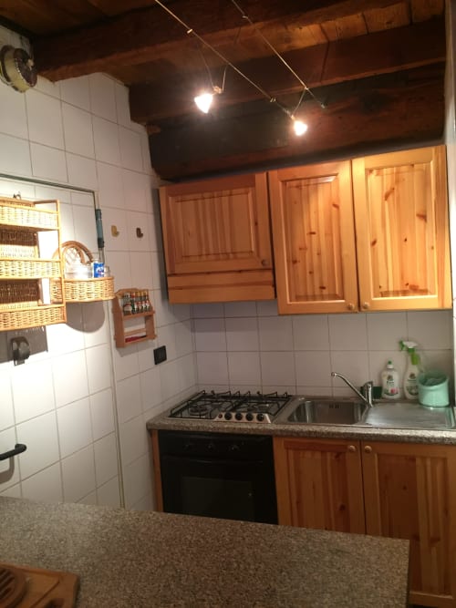 La Tana dell'Orso,splendida struttura Agrituristica appena rinnovata nel centro storico di Forni di Sopra ha degli splendidi terrazzi dove è consentito fumare. Gli appartamenti sono tutti dotati di WeFi fibra super veloce , Smart TV satellitare + Netflix. Inoltre la struttura ha tre parcheggi e consente l' accesso agli animali :Free Parking e Pet frendly. Inoltre in struttura troverete chi su richiesta ofre il servizio di accompagnatore per splendide escursioni in una natura incontaminata ricca di sorprese e potrete visitare i posti più belli e nascosti del comprensorio di Forni di Sopra. www.giacomelli-house.com