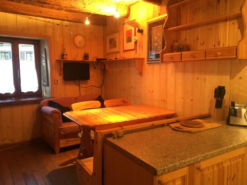 La Tana dell'Orso,splendida struttura Agrituristica appena rinnovata nel centro storico di Forni di Sopra ha degli splendidi terrazzi dove è consentito fumare. Gli appartamenti sono tutti dotati di WeFi fibra super veloce , Smart TV satellitare + Netflix. Inoltre la struttura ha tre parcheggi e consente l' accesso agli animali :Free Parking e Pet frendly. Inoltre in struttura troverete chi su richiesta ofre il servizio di accompagnatore per splendide escursioni in una natura incontaminata ricca di sorprese e potrete visitare i posti più belli e nascosti del comprensorio di Forni di Sopra. www.giacomelli-house.com