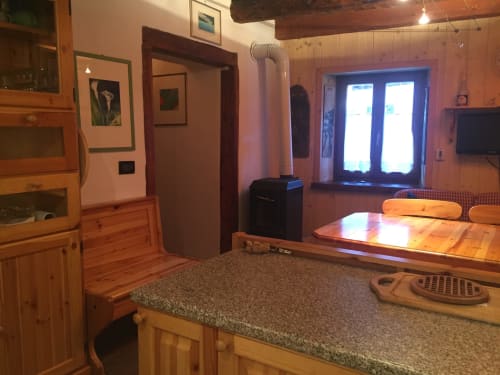 La Tana dell'Orso,splendida struttura Agrituristica appena rinnovata nel centro storico di Forni di Sopra ha degli splendidi terrazzi dove è consentito fumare. Gli appartamenti sono tutti dotati di WeFi fibra super veloce , Smart TV satellitare + Netflix. Inoltre la struttura ha tre parcheggi e consente l' accesso agli animali :Free Parking e Pet frendly. Inoltre in struttura troverete chi su richiesta ofre il servizio di accompagnatore per splendide escursioni in una natura incontaminata ricca di sorprese e potrete visitare i posti più belli e nascosti del comprensorio di Forni di Sopra. www.giacomelli-house.com