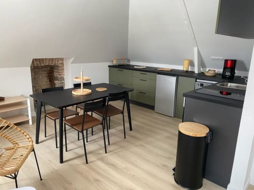 Cuisine moderne et coin repas de l'appartement Roi de Guerveur à Locmaria, Belle Île en Mer, avec mobilier sauge et vue sur mer