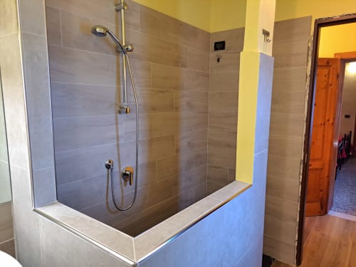 Doccia moderna con divisorio in vetro e soffione a cascata presso la villa Corte Pincione a Montecarlo, Italia
