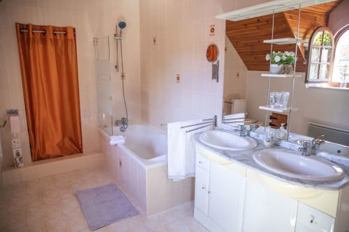 Salle de bain maison des Pandas à Chémery