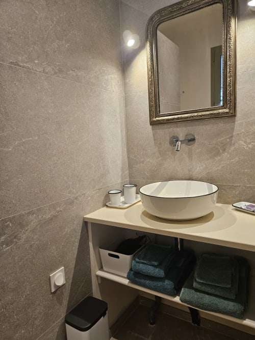 Modernes Badezimmer mit Aufsatzwaschbecken, antikem Spiegel und Handtüchern, Comme un Dimanche à Joucas, Luberon, Provence, Frankreich.