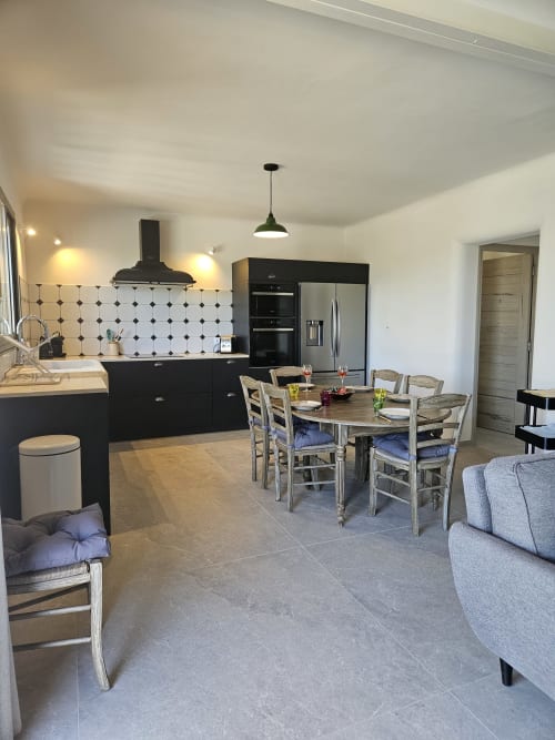 Heller Essbereich, Massivholztisch und moderne offene Küche, Comme un Dimanche à Joucas, Luberon, Provence, Frankreich.