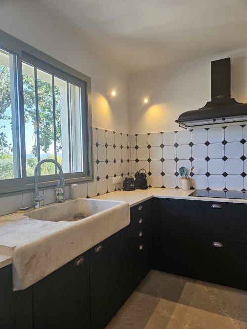 Einbauküche mit Steinspüle, dekorativen Fliesen und provenzalischem Charme, Comme un Dimanche à Joucas, Luberon, Frankreich.