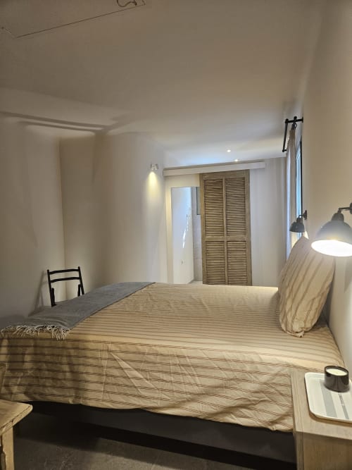 Gemütliches Schlafzimmer mit bequemem Bett, entspannende Atmosphäre, Comme un Dimanche à Joucas, Luberon, Provence, Frankreich.