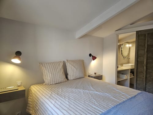 Gemütliches Schlafzimmer mit offenem Badezimmer, geschmackvolle Einrichtung, Comme un Dimanche à Joucas, Luberon, Provence, Frankreich.