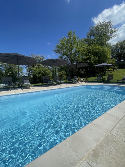 Chambre d’hôtes proche du Puy du Fou en Vendée. Calme, sérénité, piscine chauffée et transats pour profiter du soleil.