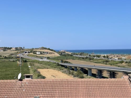 Vista dell'appartamento costiero italiano con autostrada, mare e campagna vicino a San Giacomo degli Schiavoni