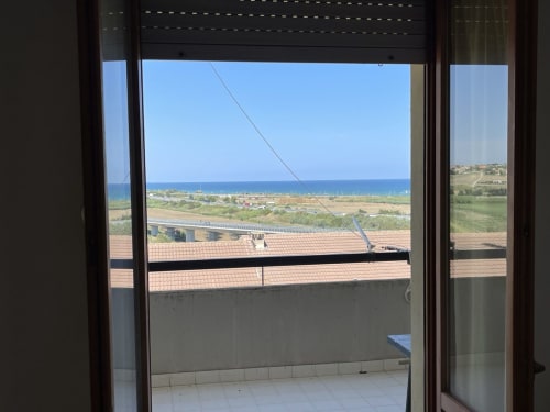 Vista mare dal balcone di Rigiariloo Home Apartments a San Giacomo degli Schiavoni, che si affaccia sul paesaggio costiero